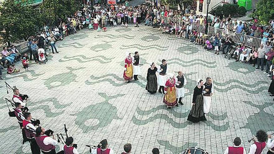 Las dos bandas bretonas deleitaron ayer al público de la plaza de La Baragaña de Candás. / braulio fernández