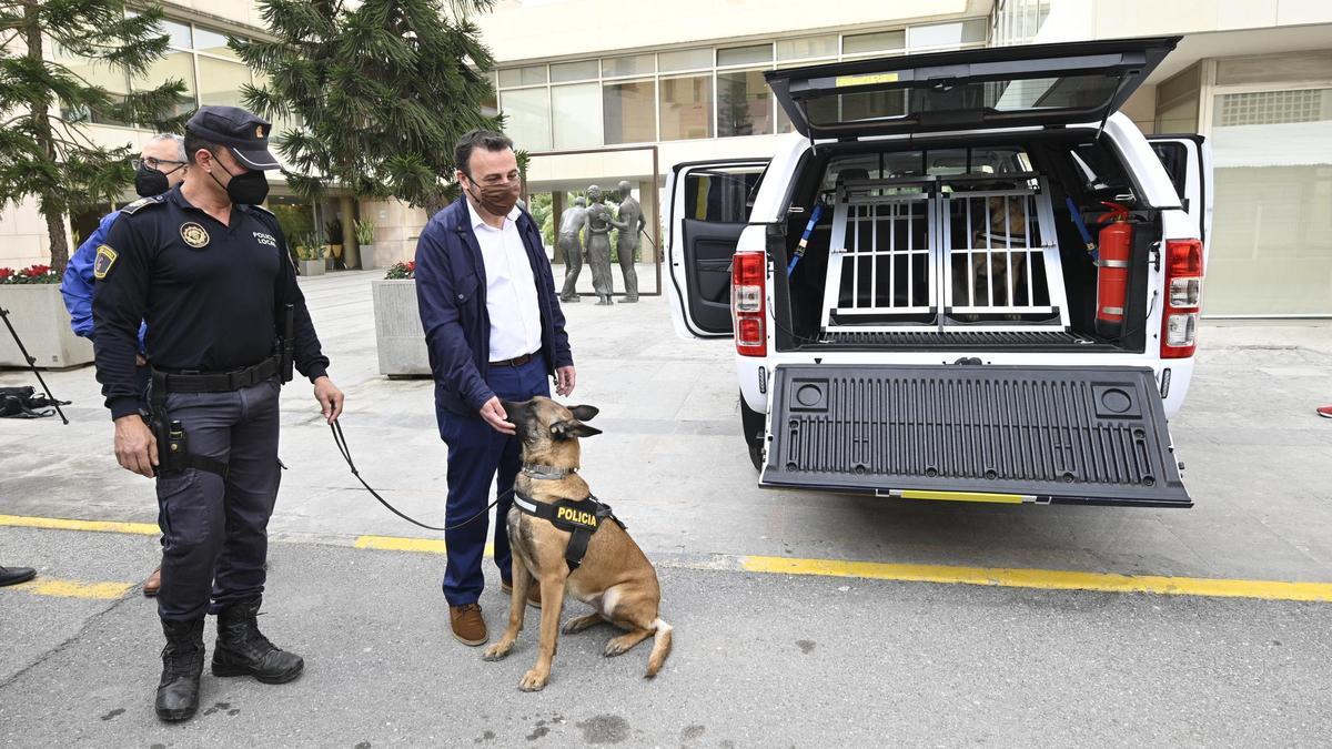 El edil Ramón Abad y el Jefe de la Policía Local, César Zaragoza, en la presentación del nuevo vehículo