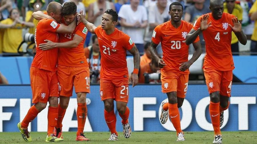 Los jugadores holandeses festejan el segundo tanto.
