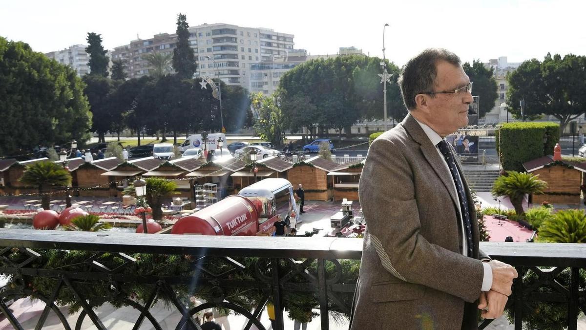 José Ballesta, asomado al balcón del Ayuntamiento de Murcia en fechas navideñas.