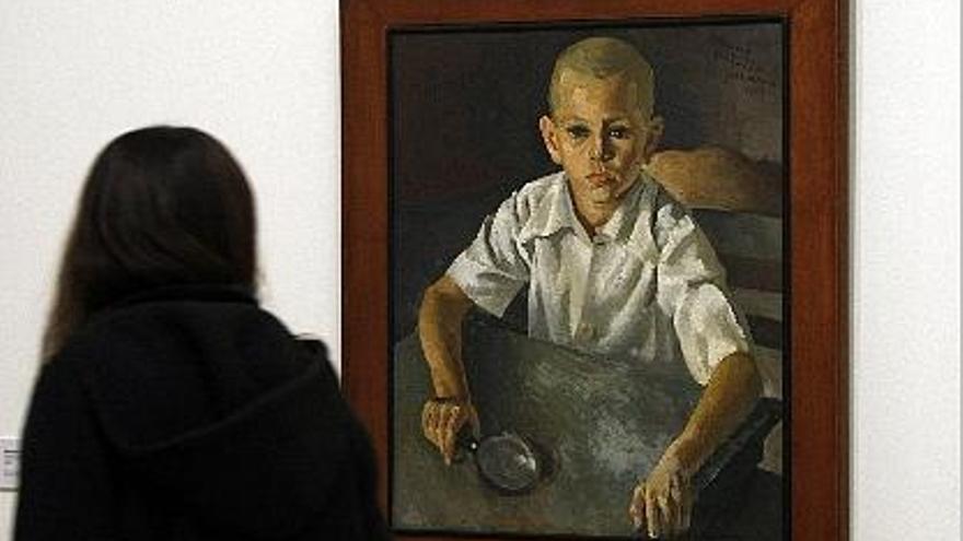 Una visitante ante &quot;Retrato de Totli&quot;, realizado por Manuela Ballester en 1949 en México.