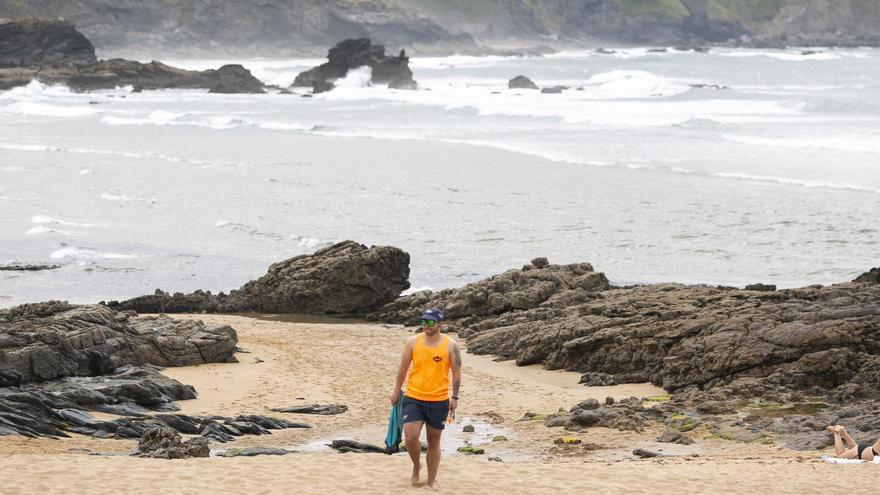 La comarca lidera el salvamento playero de Asturias por la peligrosidad de su costa