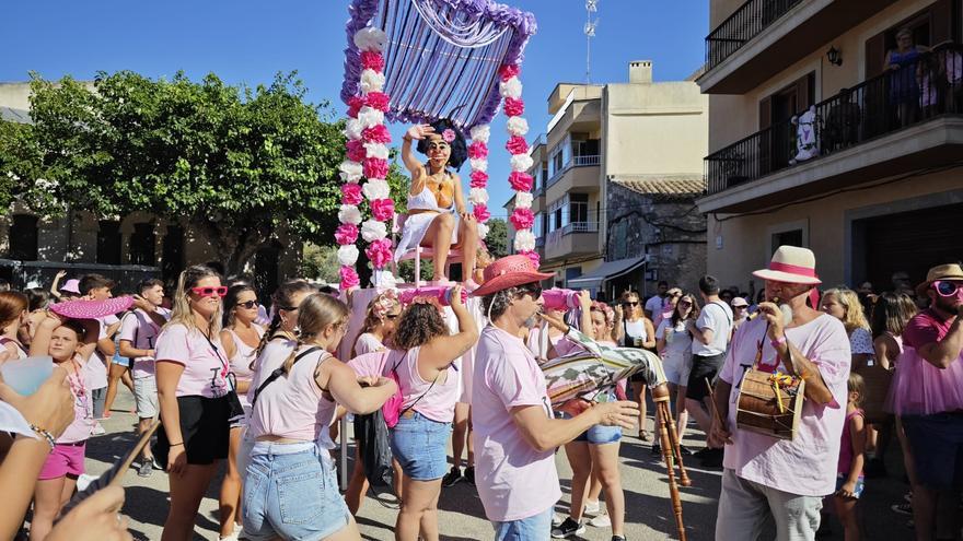 Es Much sale de la cueva en el XX aniversario de la neofiesta más popular del Pla de Mallorca