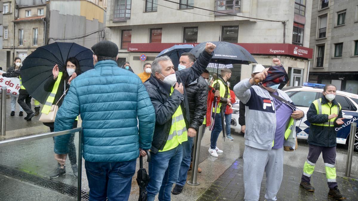 Los trabajadores de Ence increpan a Lores a su salida del Concello