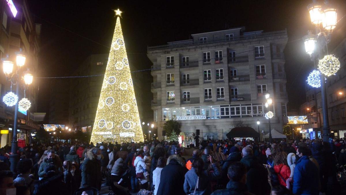 Una multitud asiste al encendido de Vilagarcía en 2021, que fue el 27 de noviembre. |   // NOÉ PARGA