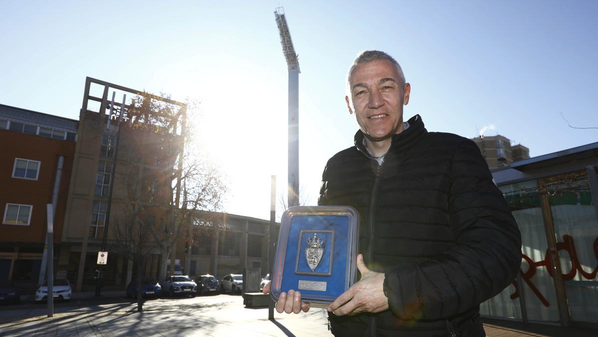 Xavi Aguado posa con la placa que le entregó el Real Zaragoza hace 20 años.