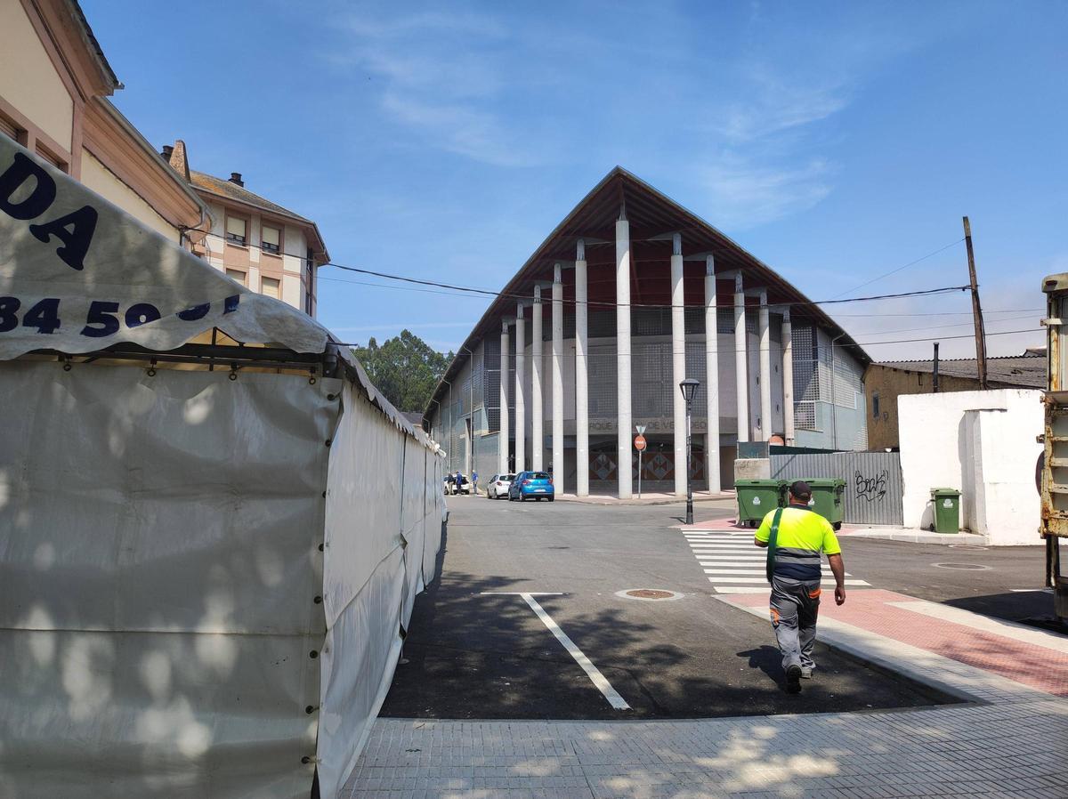 Al fondo, recinto ferial de Vegadeo.