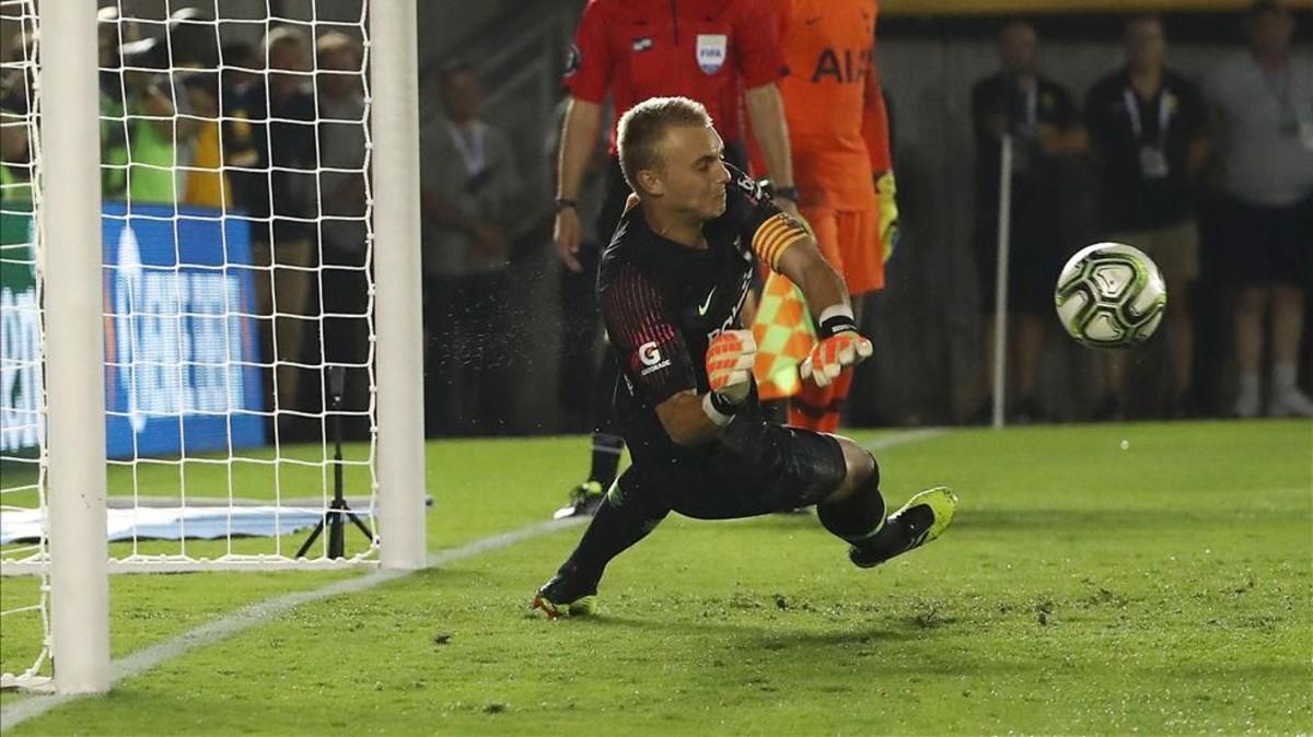 Cillessen ha llevado el brazalete de capitán durante el Gamper