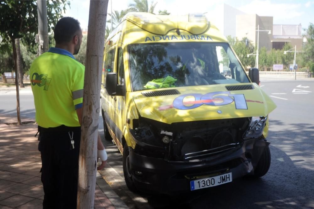 Una ambulancia choca contra un choque cuando iba d