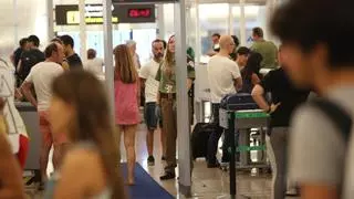 Treball convoca una mediación con los vigilantes del aeropuerto de El Prat para evitar la huelga