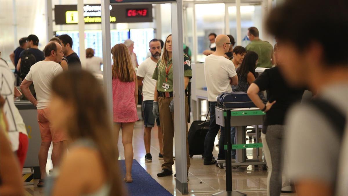 Control de seguridad en la terminal 1 del aeropuerto del Prat