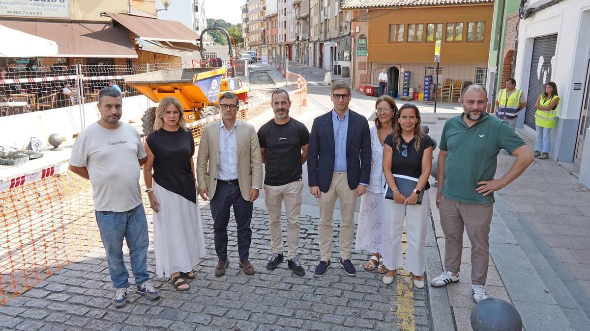 Por la izquierda, Javier Rodriguez, Eva iglesias,Tomás Mediavilla (empresa adjudicataria), Ángel garcía, Guzmán Castro, Patricia Antuña, Leire Gabilondo (técnica municipal) y Roberto Puente (técnico del Principado)