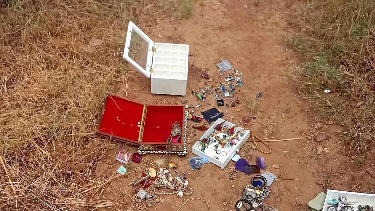 Joyeros revueltos arrojados a un terreno tras los robos en casas de Monfarracinos