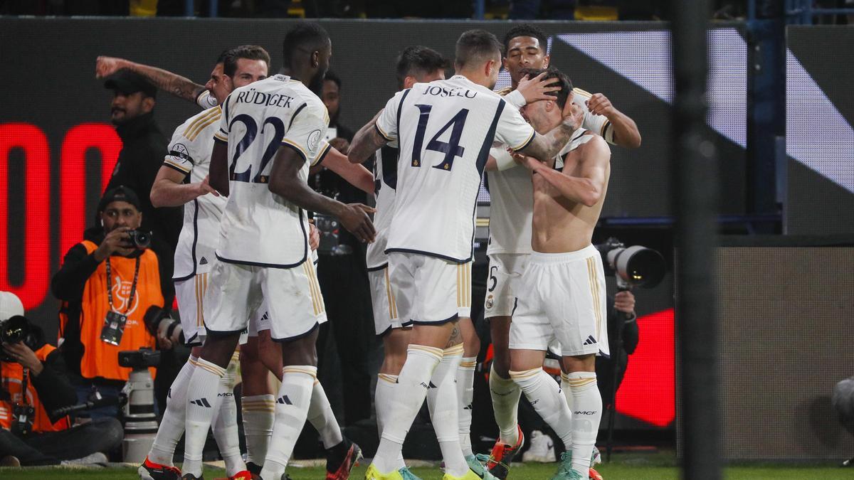 Los jugadores del Real Madrid celebran el tanto de Brahim.