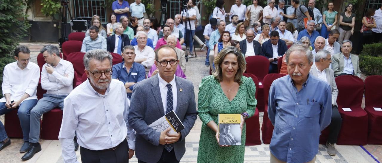 Francisco Expósito (segundo por la derecha) presenta su libro, este miércoles, en la sede de la Diputación.