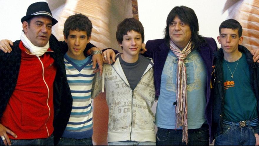 Los directores de cine José Corbacho (i) y Juan Cruz (2d), posan con tres jóvenes protagonistas, durante la presentación hoy en Madrid de &quot;Cobardes&quot;, un largometraje sobre el acoso escolar.