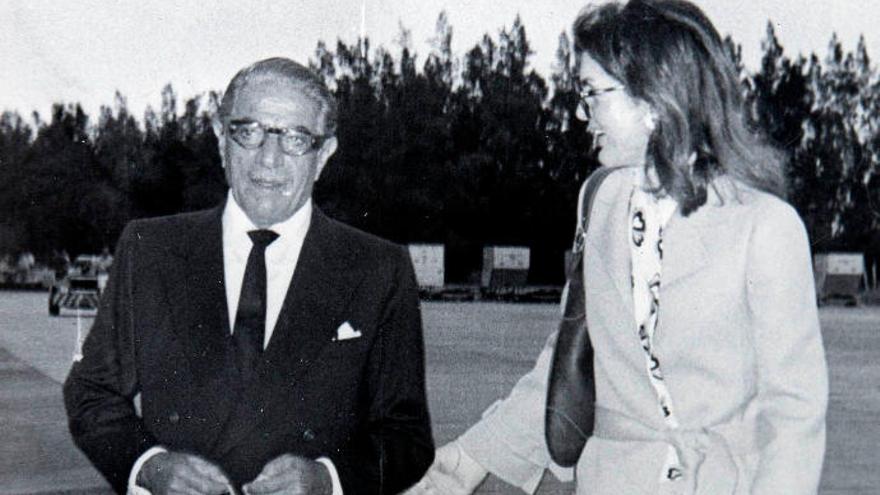 Aristóteles Onassis y Jacqueline Kennedy-Onassis en el aeropuerto de Gando en 1969.
