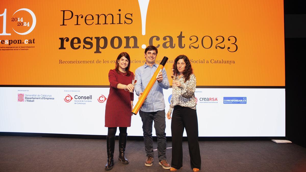 Josep Serra i els responsables del celler recollint el premi.