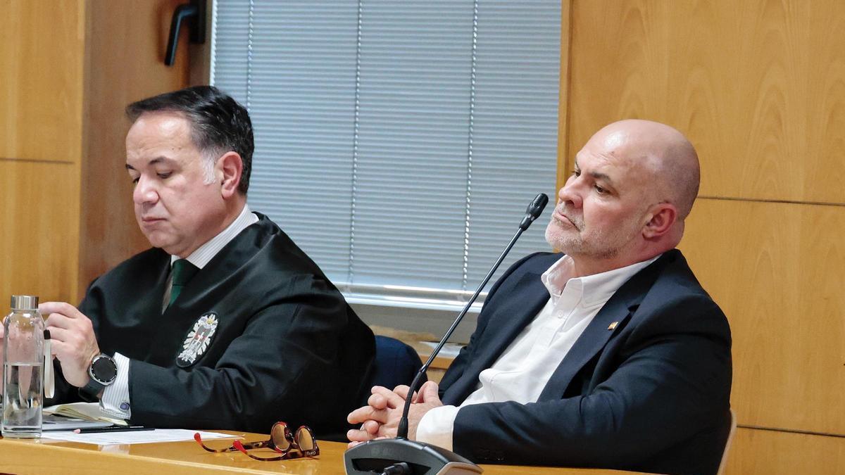 Marco Antonio Navarro Tacoronte, con su abogado José Antonio Domínguez, ayer en la vista oral.