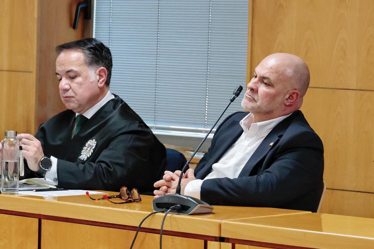 Marco Antonio Navarro Tacoronte, con su abogado José Antonio Domínguez, ayer en la vista oral.