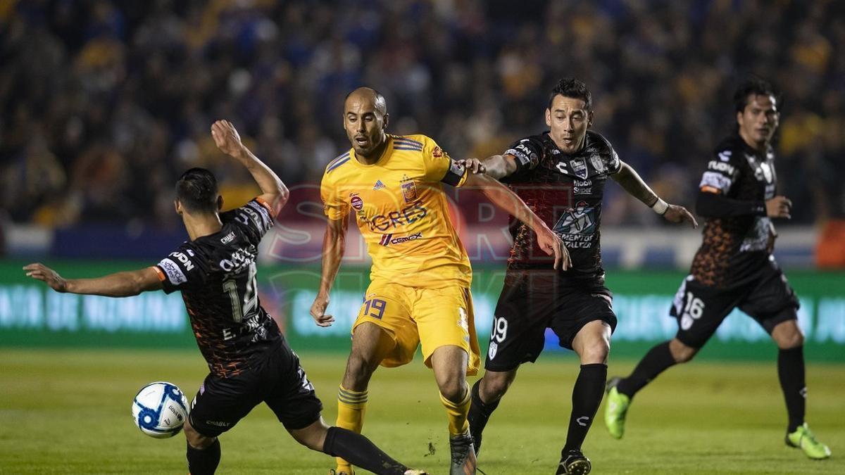 Guido Pizarro desputando el balón en medio campo