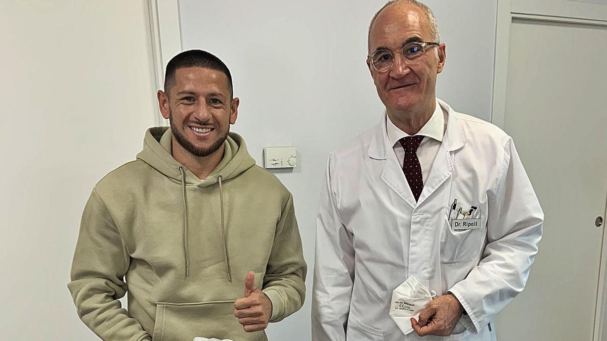 El Toro Acuña y el doctor Pedro Luis Ripoll, ayer en la Ripoll y De Prado Sport Clinic en Elche. | INFORMACIÓN