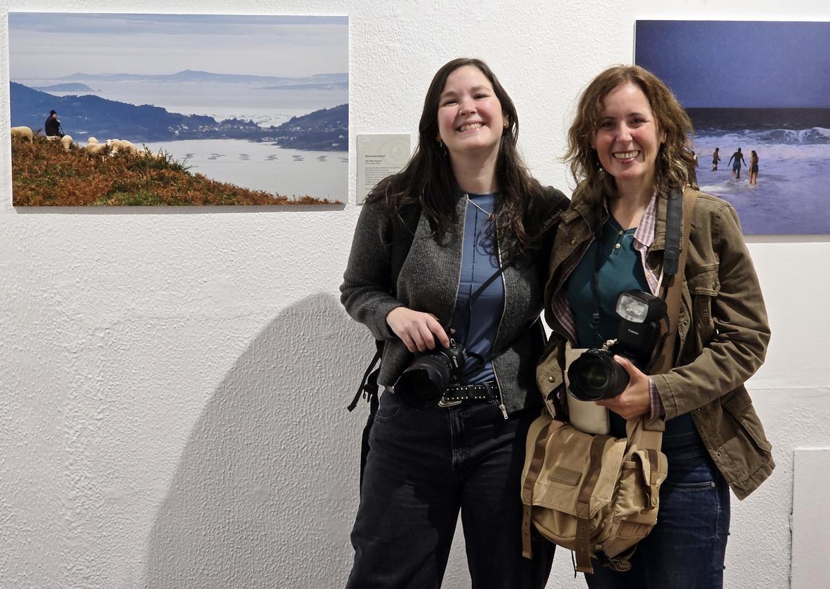Las fotoperiodistas de Faro de Vigo, Alba Villar y Marta G. Brea, en la inauguración de la exposición "A Galicia Inédita" en la Casa das Artes