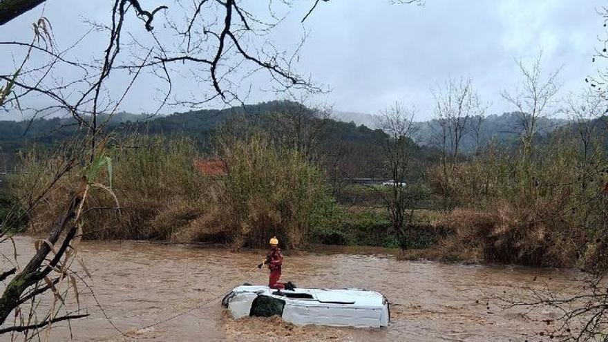 Buscan al conductor de un coche encontrado en una riera en Barcelona durante el temporal