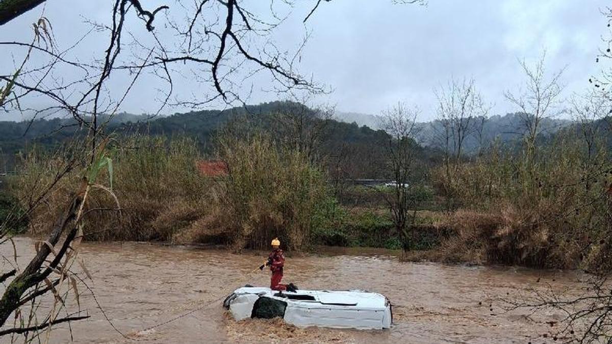 Buscan al conductor de un coche encontrado en una riera en Llinars (Barcelona) durante el temporal