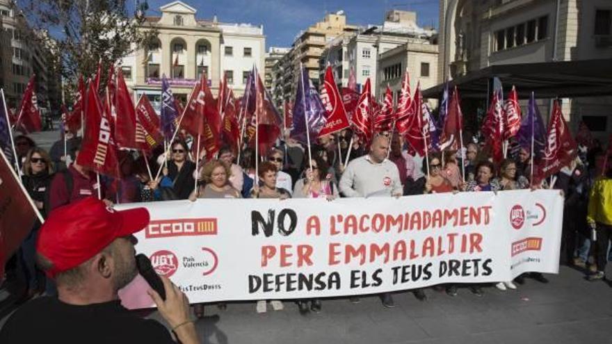 Un momento de la concentración en la plaza de la Montañeta.