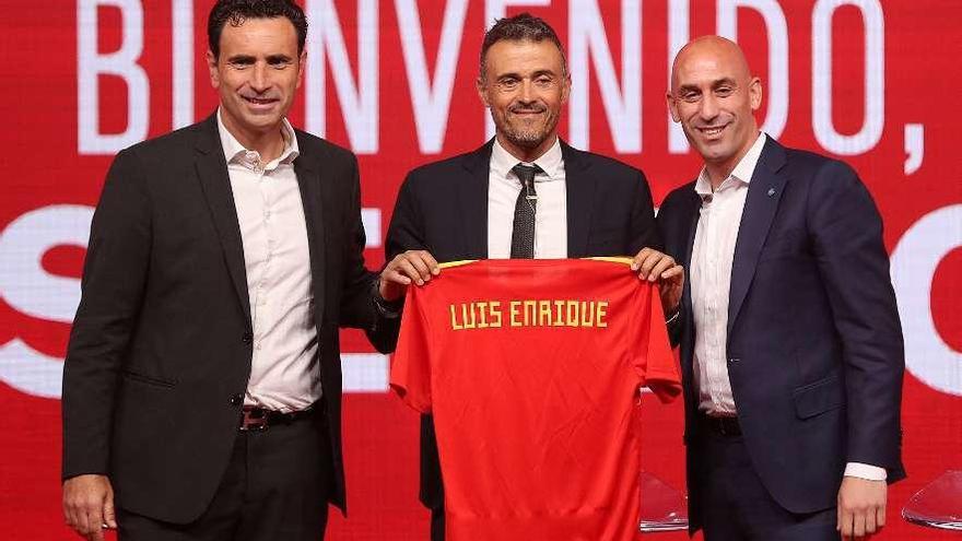 Molina, director deportivo de la Federación; Luis Enrique y Rubiales. // Efe