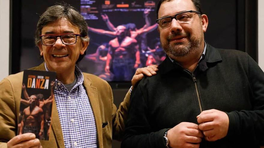 Roberto Sánchez Ramos, a la izquierda, y Cosme Marina, ayer, en el Ayuntamiento, en la presentación del Festival de Danza de Oviedo.