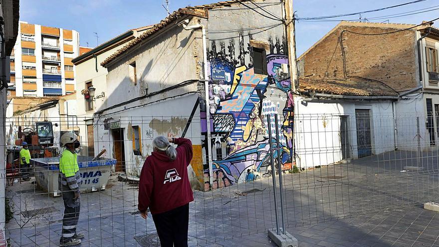 Los obreros intervienen en las casas que se han venido abajo esta semana. | M.A.MONTESINOS