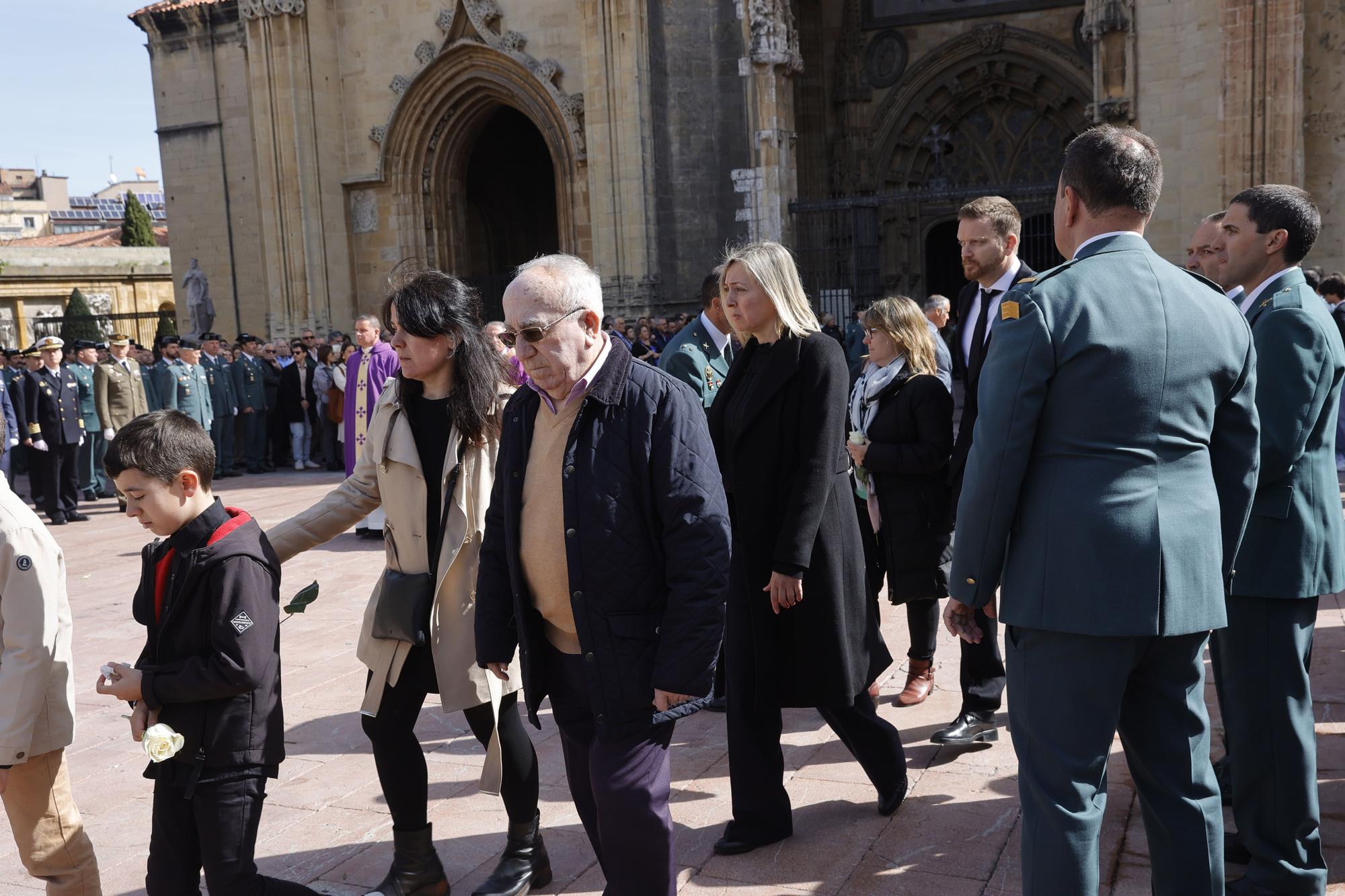 En imágenes: funeral en la catedral de Oviedo del guardia civil que evitó una masacre ciclista en Pravia