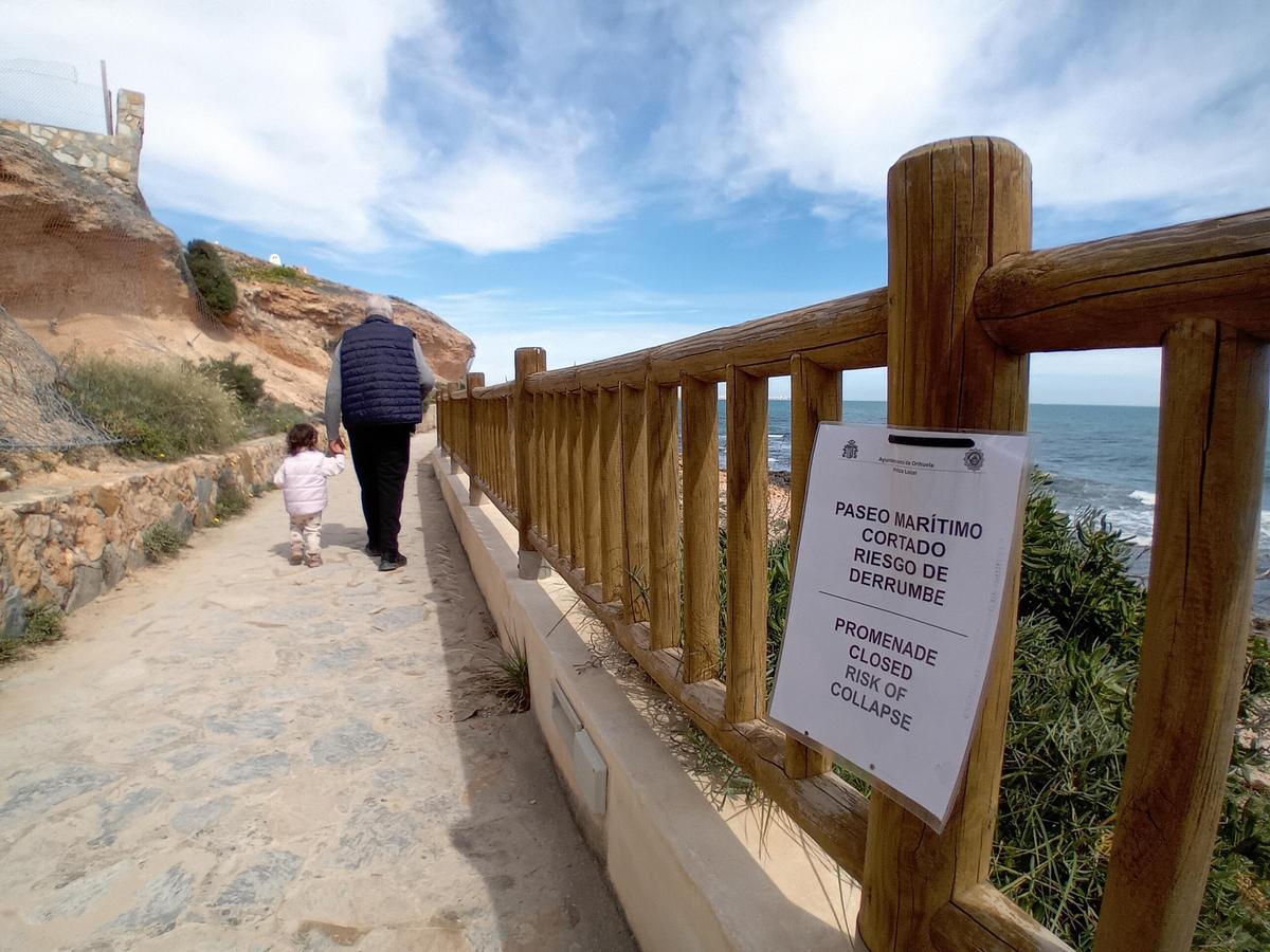 Dos tramos del Sendero Azul de Orihuela Costa "cortados": peligro de derrumbe