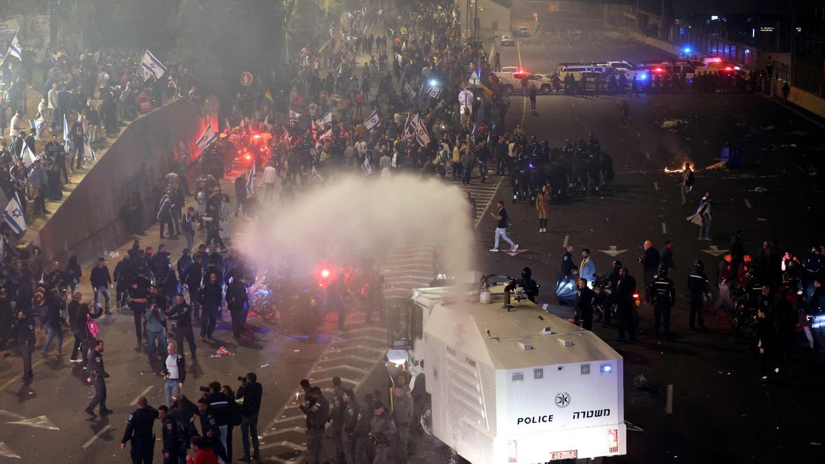 Enfrentamientos entre manifestantes y policía en Tel Aviv por la controvertida reforma judicial de Netanyahu.