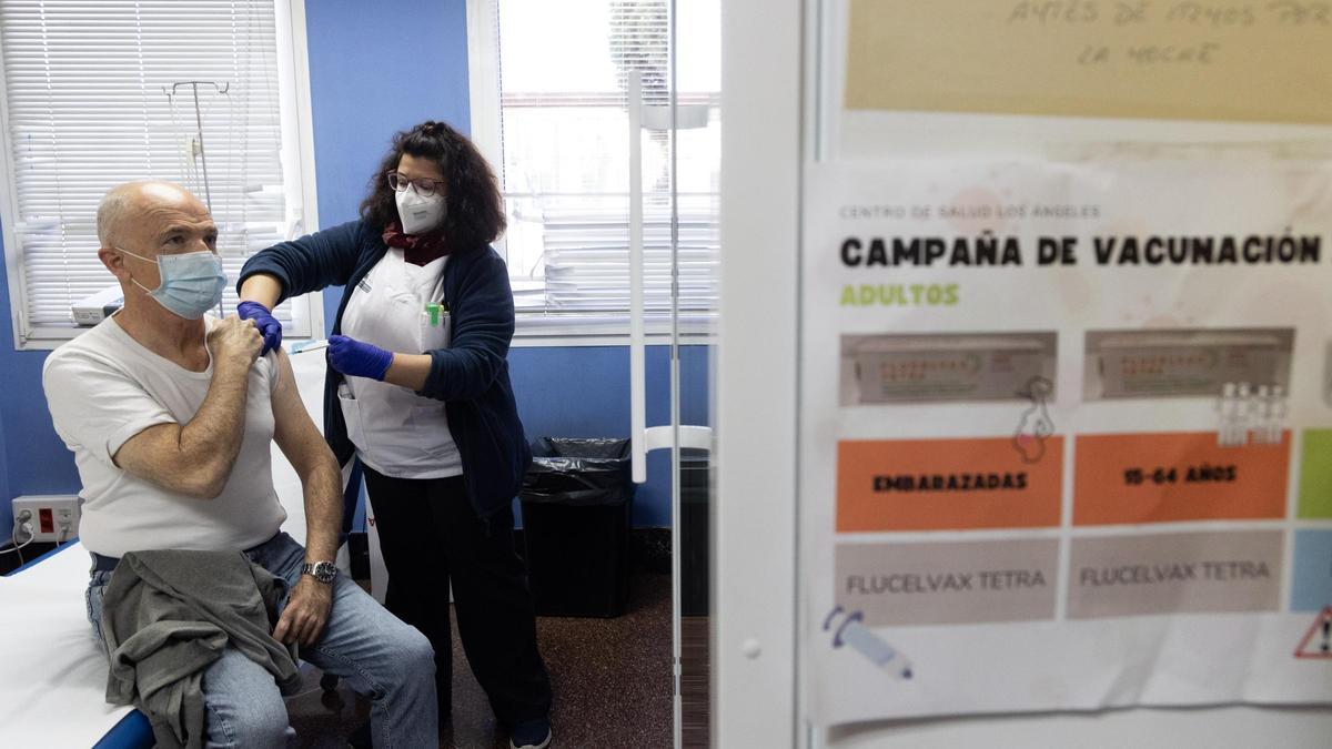 Un ciudadano se vacuna en Alicante en la última campaña de la gripe sin cita