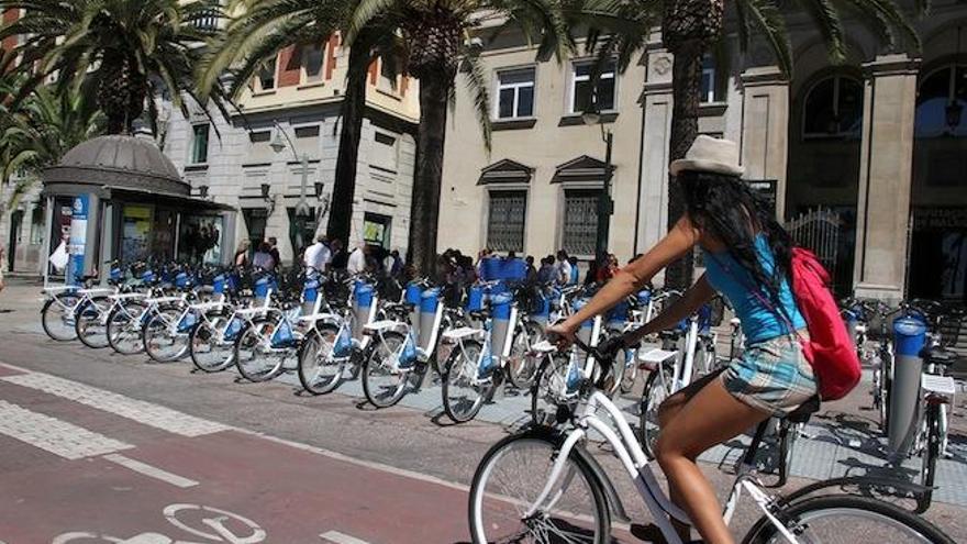 Una ciclista pasa junto a la estación situada en la plaza de la Marina.