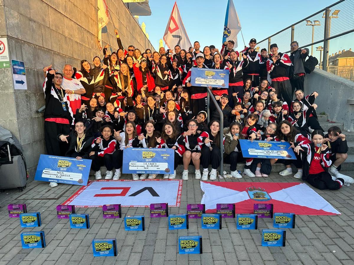 Bailarines de Dance Academy celebran los resultados de la competición Rock Da House.