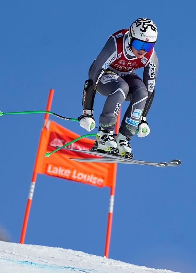 Kajsa Vickhoff Lie de Noruega en acción durante un entreno para la Copa del Mundo en Lake Louise, Alberta, Canada.