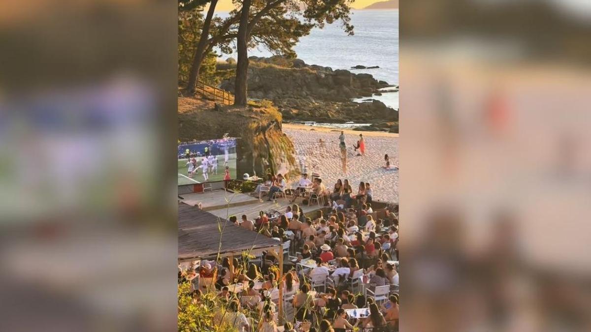 El Maui Los Olmos ofreció este jueves a sus clientes el España-Austria en pantalla gigante.