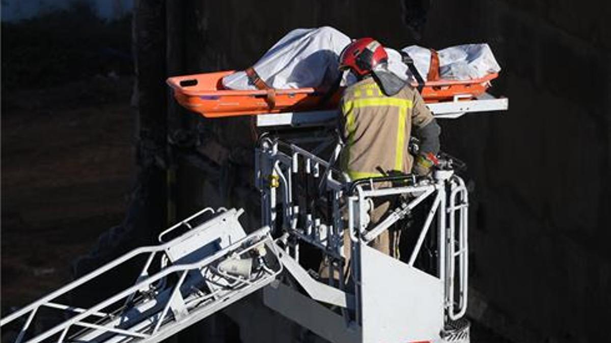 Los bomberos recuperan un cadáver de la nave incendiada en Badalona