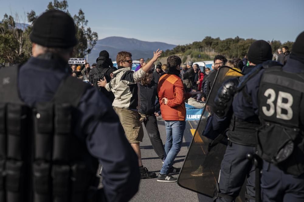 Una acció del Tsunami Democràtic talla l'AP-7 a la Jonquera