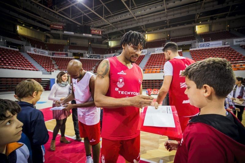 Un centenar de niños disfruta del entrenamiento del Tecnyconta