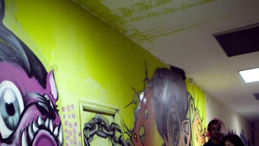Una de las paredes decoradas por los miembros de LGDC.