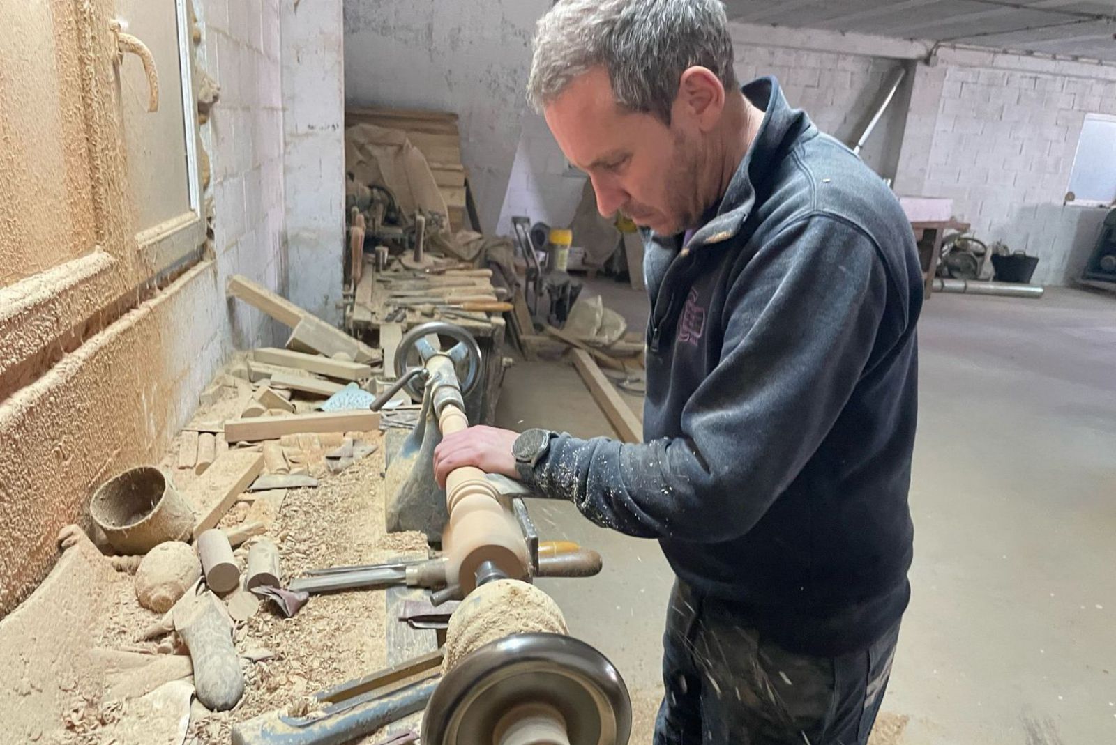 Iván Otero, trabajando con el torno.