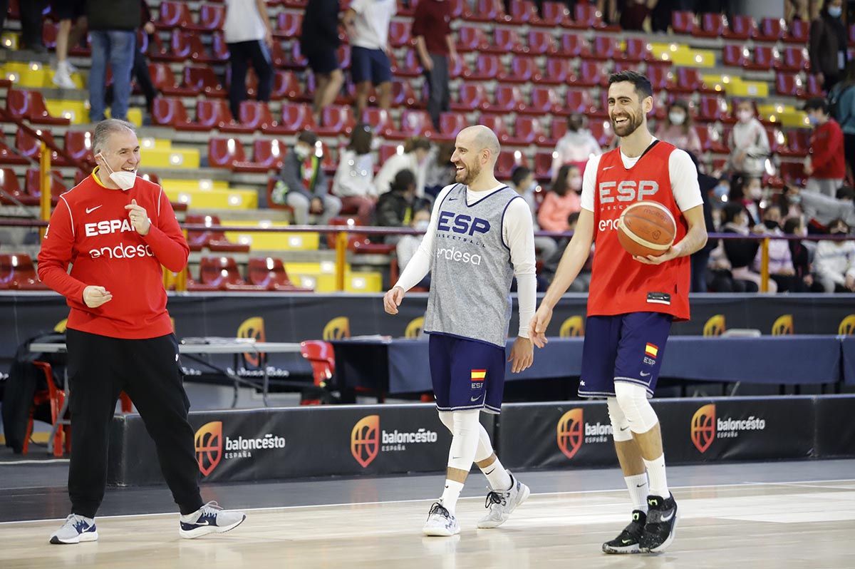 Las imágenes de la selección española de baloncesto con los jóvenes cordobeses en Vista Alegre