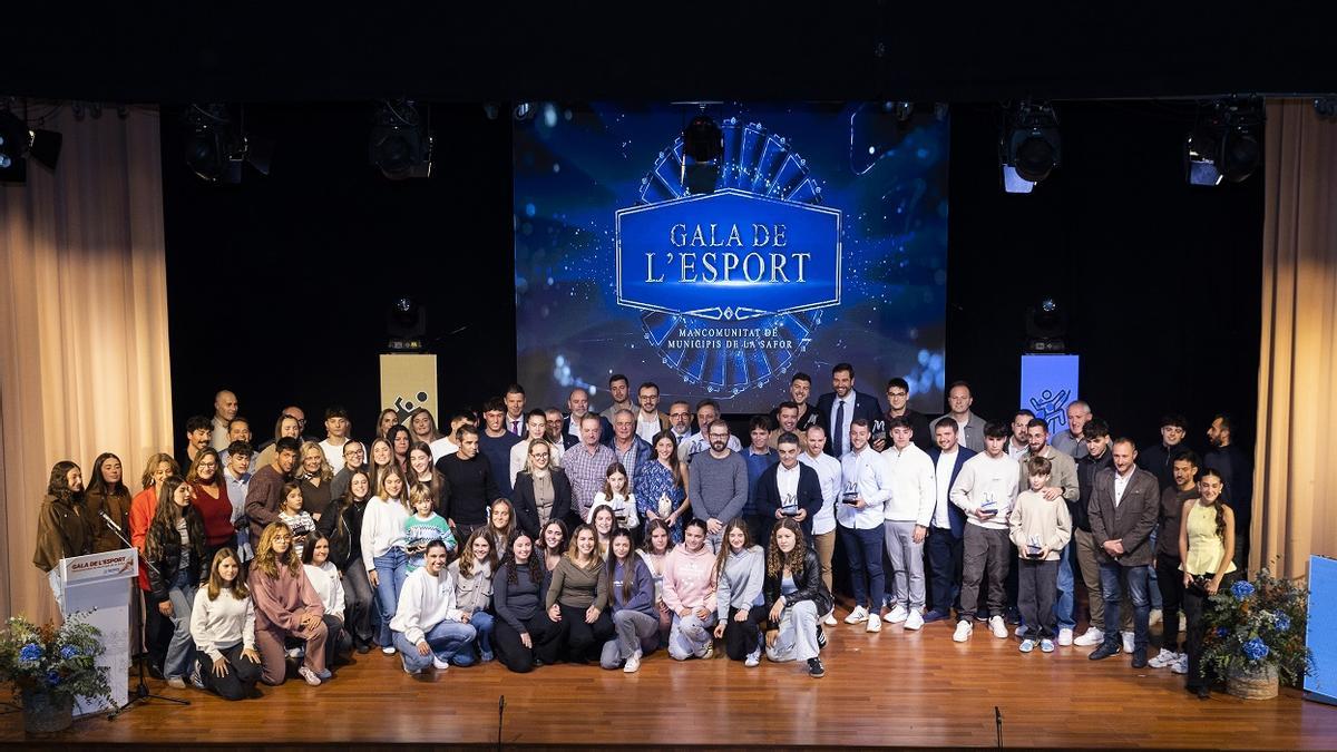 Foto final de "família" amb els guardonats i les autoritats