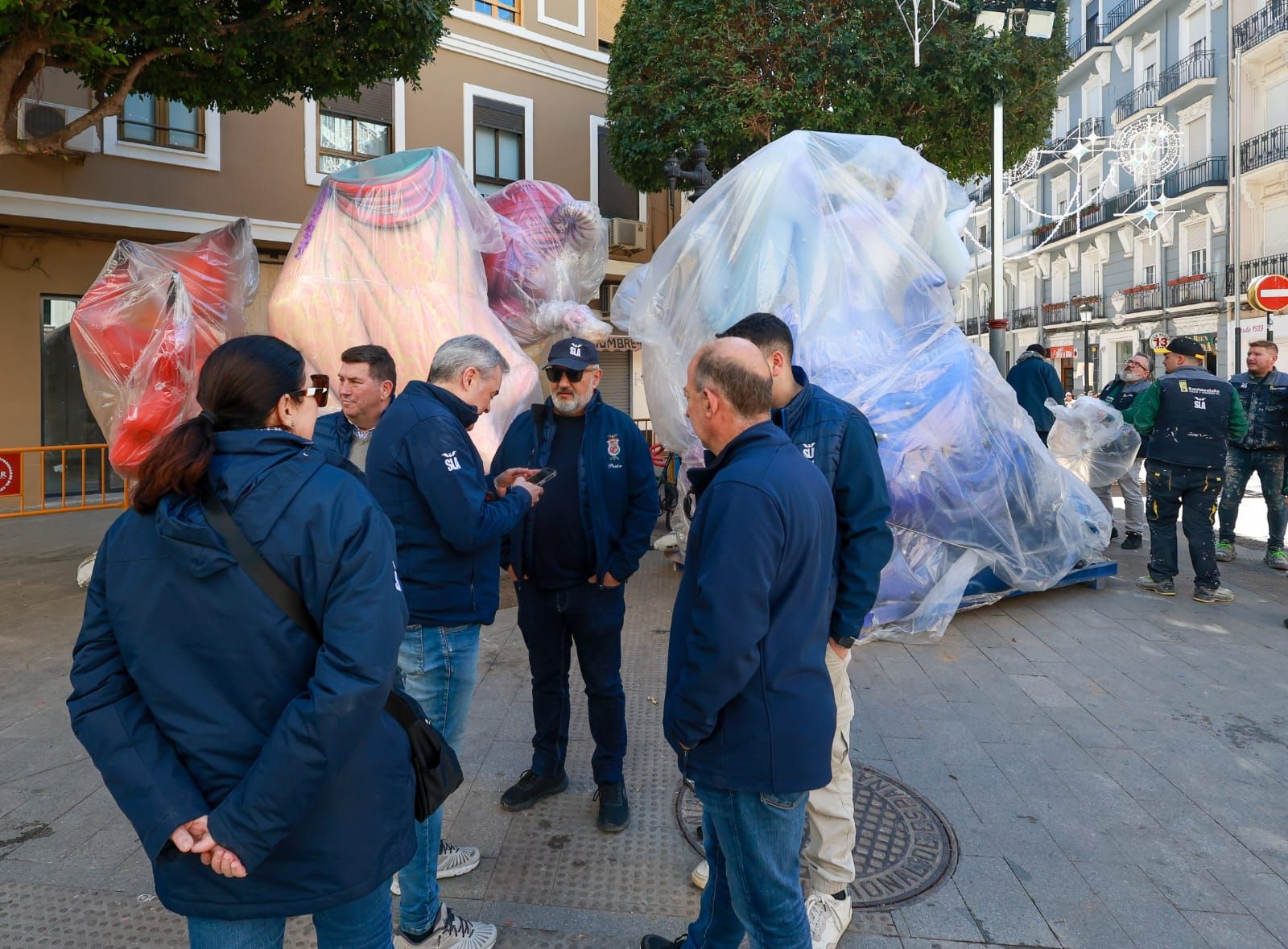 Llegan los ninots a la falla Sueca-Literato Azorín