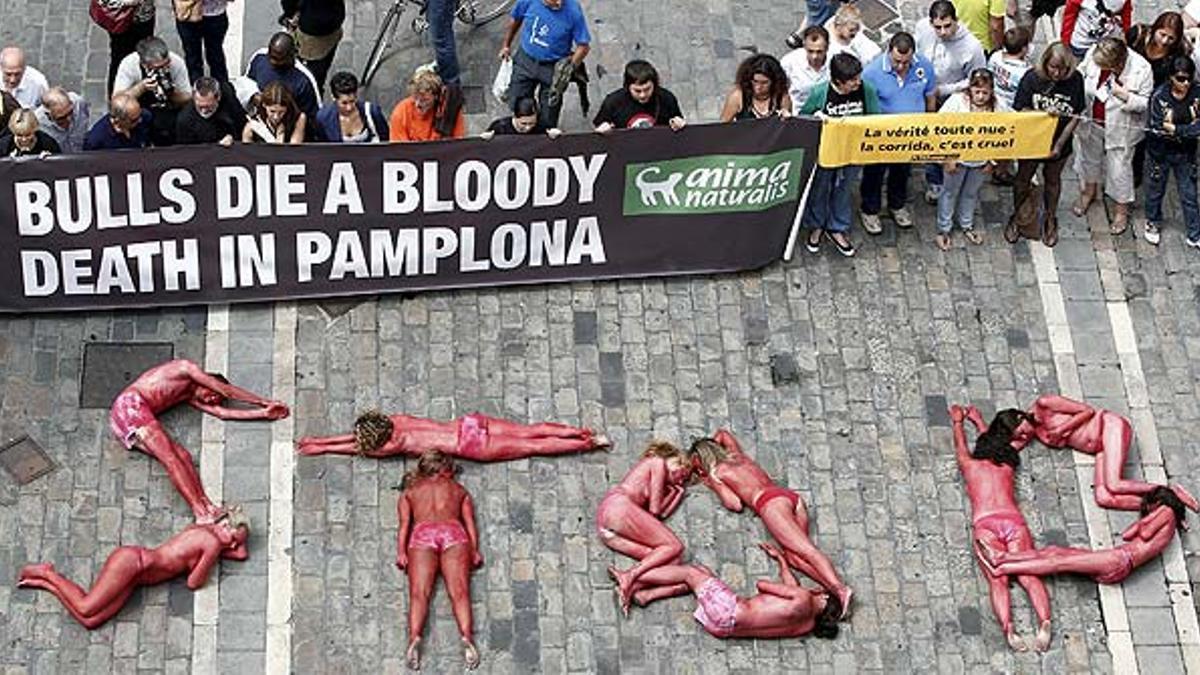 Activistas de PETA y AnimaNaturalis protestan en Pamplona contra los sanfermines